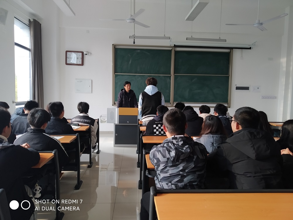 罗惠波副校长深入酿酒工程20215班进行交心谈心.jpg