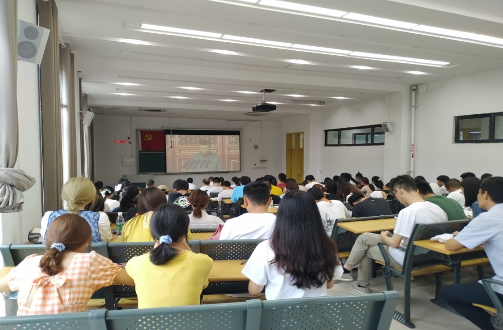 生物工程学院党委组织师生集中观看习近平总书记“七一”重要讲话1.jpg