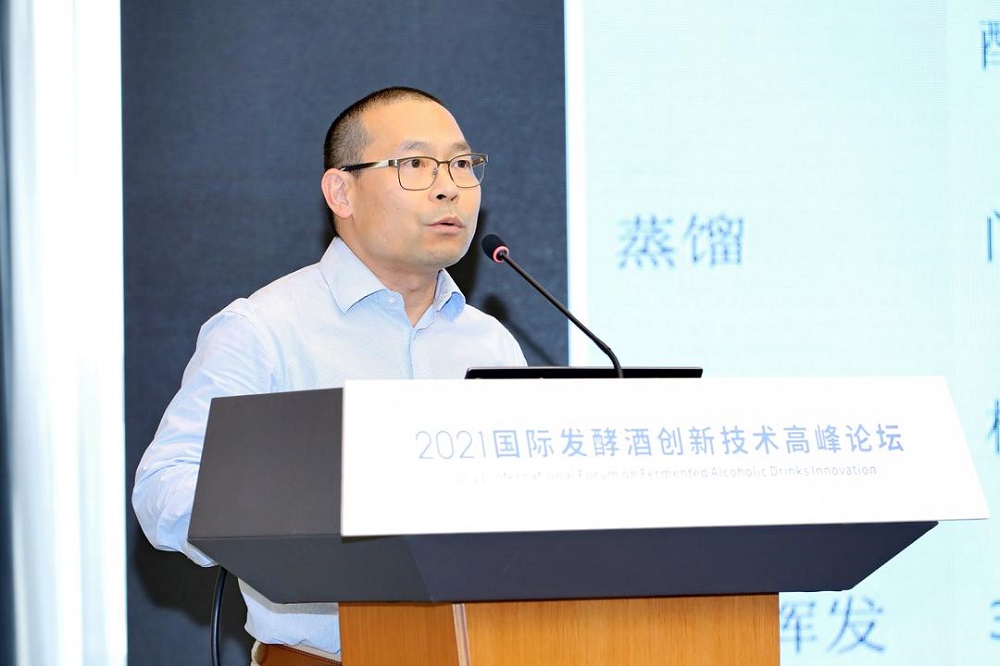 周亚宾博士作了《不同蒸馏酒对肝脂质代谢的影响研究》专题报告.jpeg