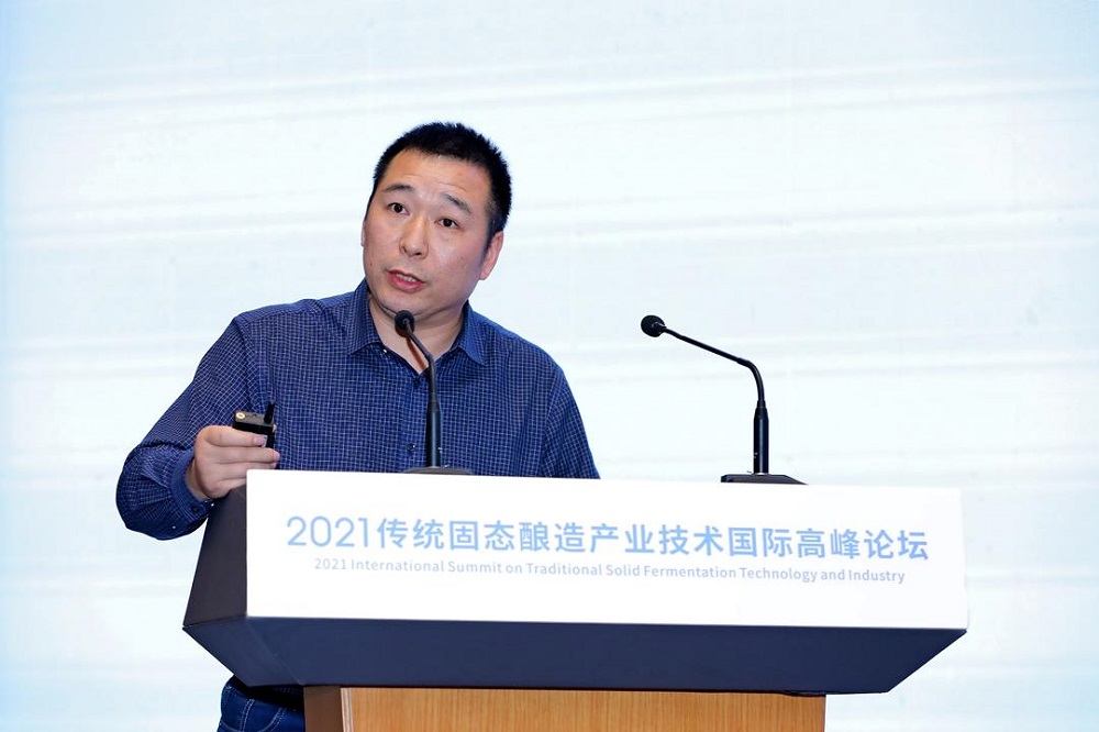 黄治国教授作了《产酸功能菌液发酵调控机制及在白酒生产中的应用》专题报告.jpeg